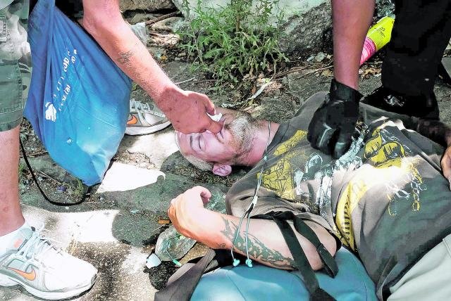 Administra Narcan mientras intentan revivir a un hombre que sufrió una sobredosis de Fentanilo. FOTO: Spencer Platt. Getty Images